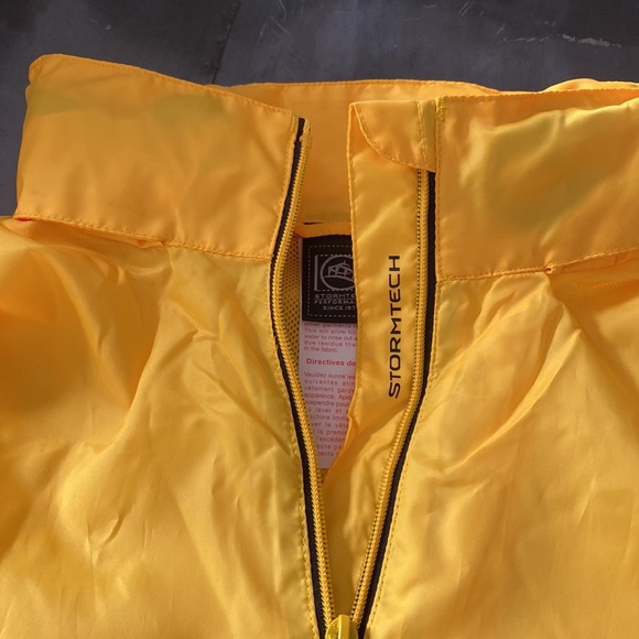 NWT - Womens Packable Rain Jacket - Picture 3 of 4